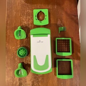 The Crofton Green Picadora Veggie Chopper/Slicer in Great Condition. $7